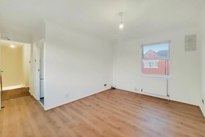 1 Bedroom Flat To Rent In Loxwood Close, Feltham TW14