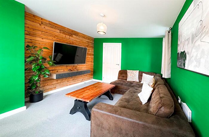 3 Bedroom End Of Terrace House For Sale In Meadow Drive, Long Itchington, Southam, CV47