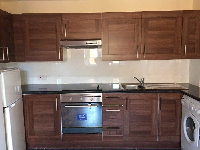 Studio To Rent In Greenway Close, London, N11