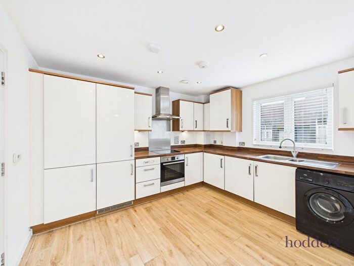 2 Bedroom Flat To Rent In Strawberry Fields, Addlestone, Surrey, KT15