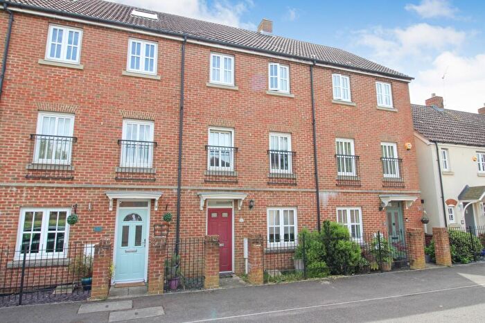 4 Bedroom Town House To Rent In Trist Way, Ifield, Crawley, West Sussex., RH11