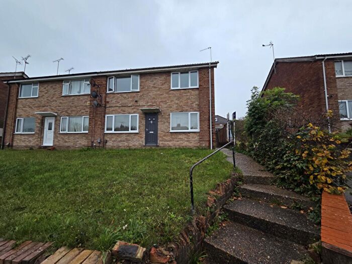 2 Bedroom Maisonette To Rent In Deep Denes, Luton, LU2