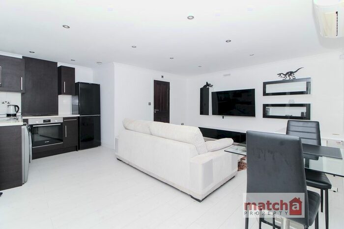 1 Bedroom Flat To Rent In St Marys Crescent, Isleworth, TW7