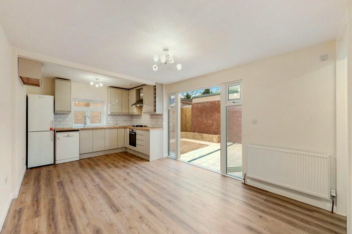3 Bedroom Bungalow To Rent In Allingham Close, Hanwell, W7