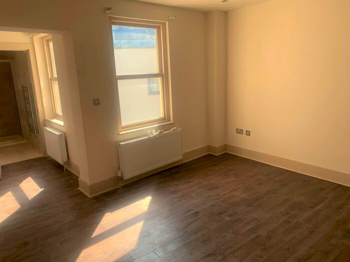 3 Bedroom Apartment To Rent In Maidenhead, Berkshire, SL6