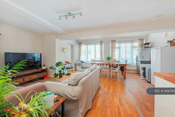 3 Bedroom Flat To Rent In Bedford Hill, London, SW12