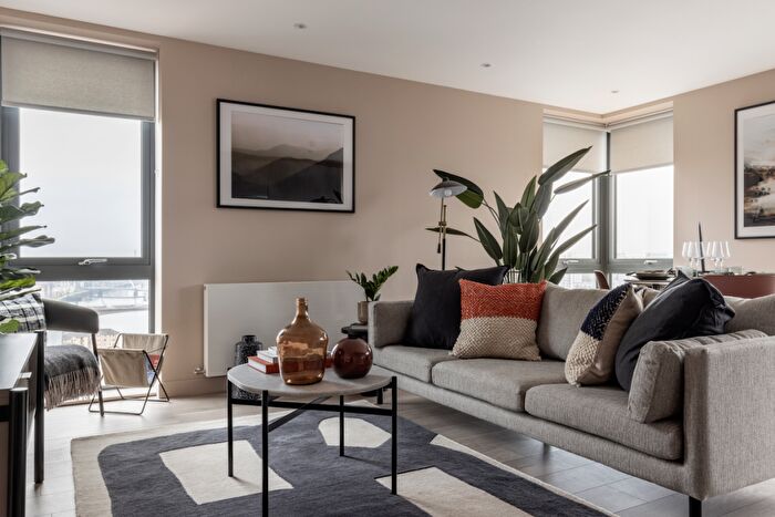 2 Bedroom Apartment To Rent In Clyde Place, Glasgow, G5