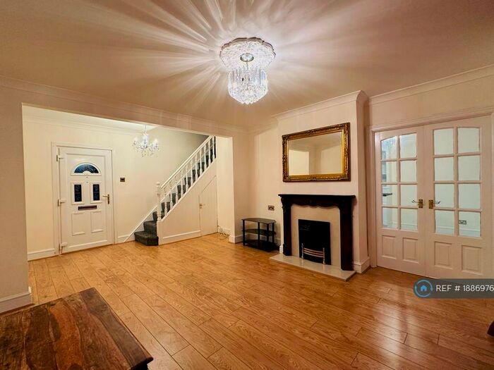 3 Bedroom Semi-Detached House To Rent In Brayford Road, Reading, RG2