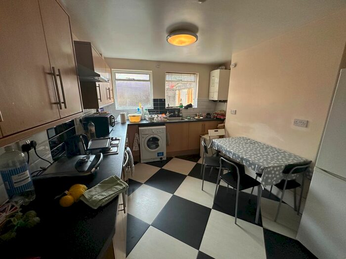 3 Bedroom Flat To Rent In Basement Floor, Clarendon Place, Leamington Spa, CV32