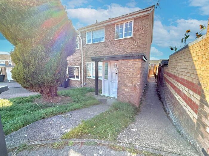 3 Bedroom End Terrace House For Sale In Salters Way, Dunstable, LU6