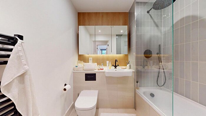 1 Bedroom Flat For Sale In Hive House, Verdo, Kew Bridge, Brentford, TW8