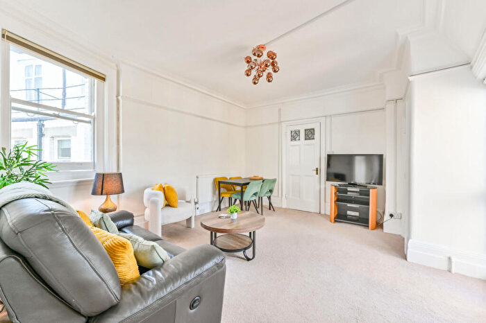 2 Bedroom Flat For Sale In Marylebone Road, Marylebone, London, NW1