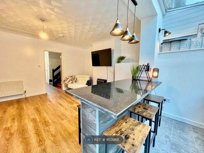 6 Bedroom Semi-Detached House To Rent In Havant Close, Norwich, NR4