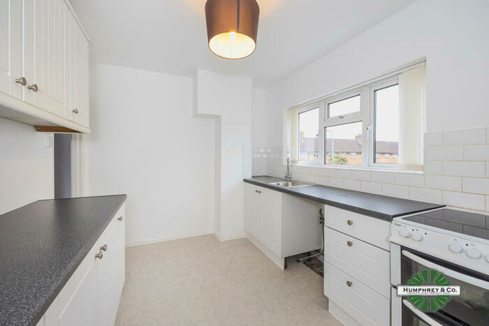 2 Bedroom Flat To Rent In Honey Close, Dagenham, RM10
