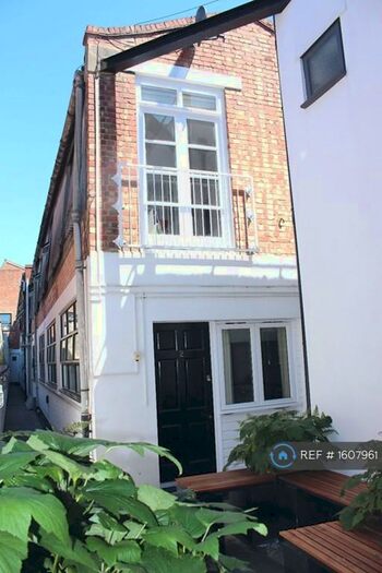 3 Bedroom Flat To Rent In Southampton Way, London, SE5