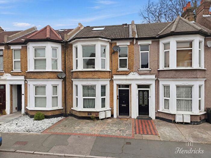 3 Bedroom Maisonette For Sale In Central Avenue, Southend-On-Sea, SS2