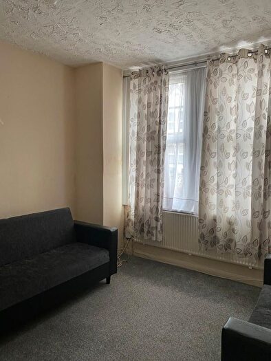 4 Bedroom Semi-Detached House To Rent In Alexandra Avenue, Southall, UB1
