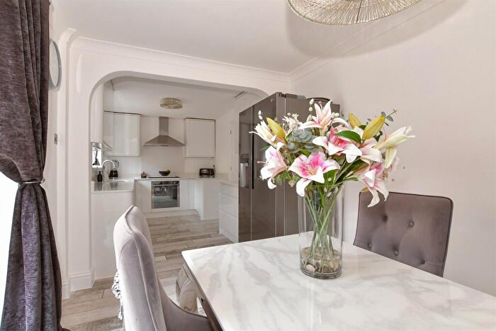 4 Bedroom Detached House For Sale In Spencer Close, Walderslade, Chatham, Kent, ME5