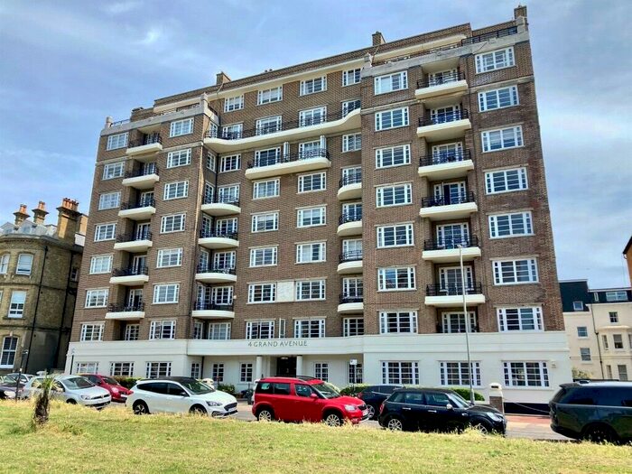 Flat To Rent In Grand Avenue, Hove, BN3