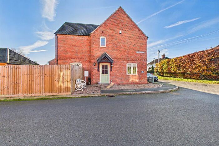 3 Bedroom Semi Detached House For Sale In Farm Close, Bathley, NG23