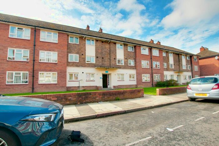 2 Bedroom Flat To Rent In Martins Road, Shortlands, Bromley, BR2