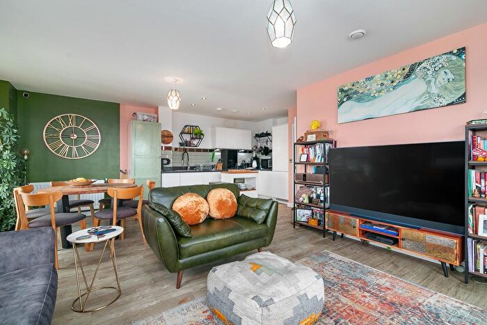 3 Bedroom Flat For Sale In Rowland Road, London, N17