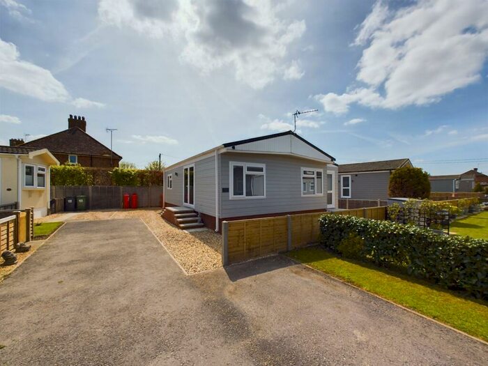 2 Bedroom Park Home For Sale In Meadow Park, Sherfield-On-Loddon, RG27