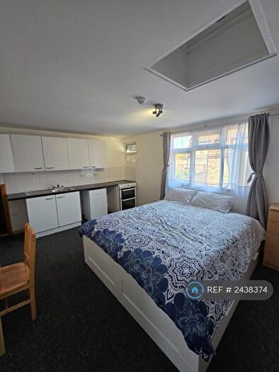 Studio To Rent In Green Lanes, London, N13