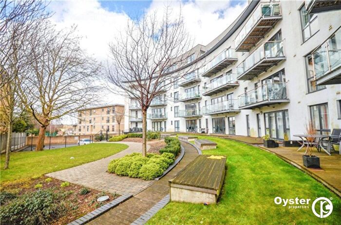 2 Bedroom Flat For Sale In Friern Barnet Road, London, N11