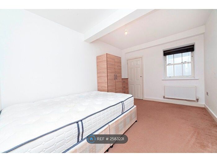 3 Bedroom Flat To Rent In Glengall Road, London, SE15
