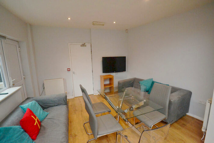 6 Bedroom Semi-Detached House To Rent In Davenport Avenue, Withington, Manchester, M20