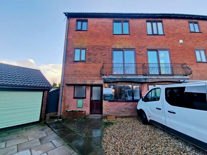 4 Bedroom Property To Rent In Petrel Close, Penarth, CF64