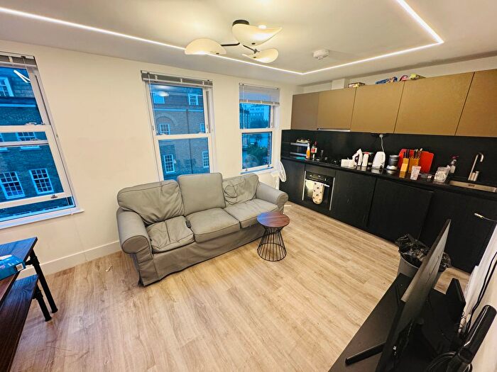 3 Bedroom Flat To Rent In Rita Road, London, SW8