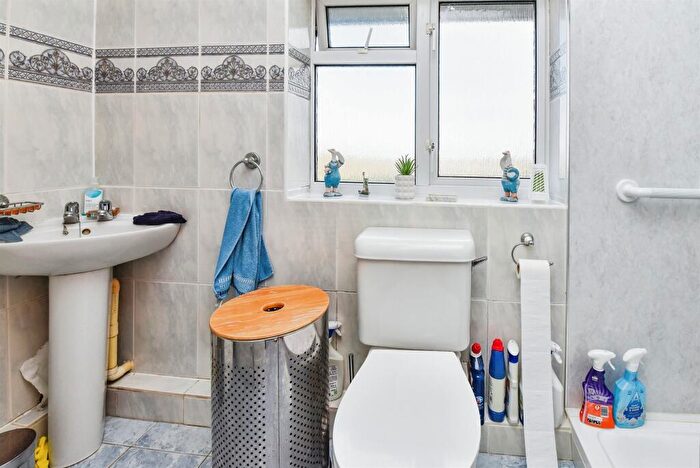 3 Bedroom Semi-Detached House For Sale In Vallis Road, Frome, BA11