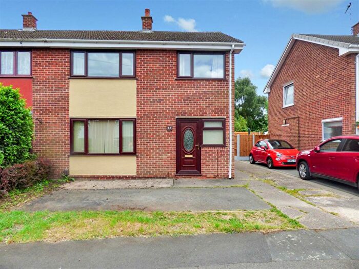3 Bedroom Semi-Detached House To Rent In Iveagh Close, Measham, DE12