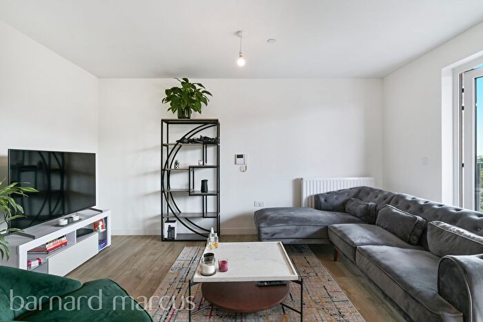 2 Bedroom Flat To Rent In New Road, Feltham, TW14