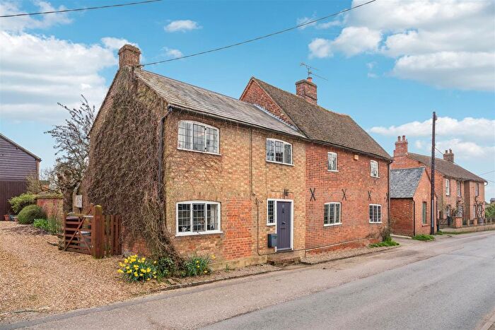 3 Bedroom Detached House For Sale In Dunton Road, Stewkley, Buckinghamshire, LU7