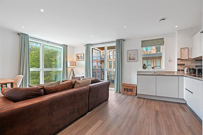 2 Bedroom Flat For Sale In Whelan Road, London, W3