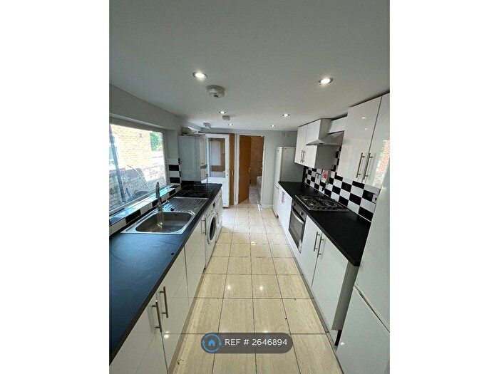 6 Bedroom Terraced House To Rent In De Beauvoir Road, Reading, RG1