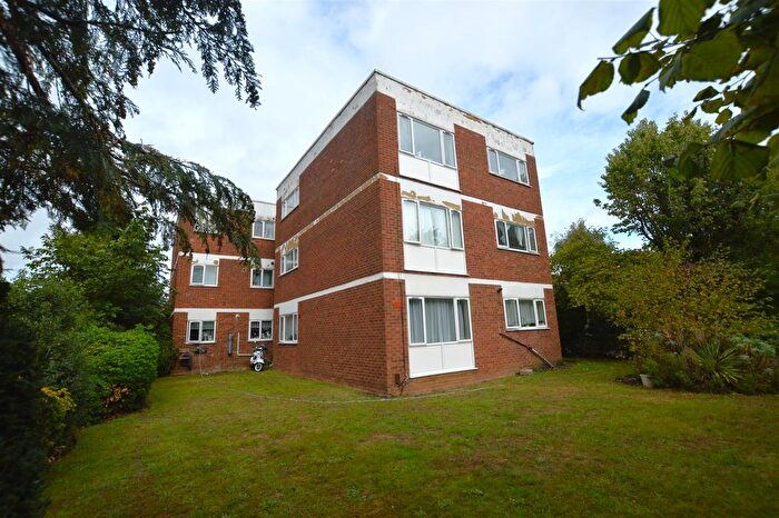 2 Bedroom Flat For Sale In Hanworth Road, Hounslow, TW4