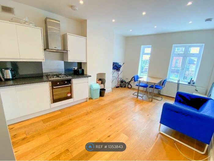 3 Bedroom Flat To Rent In Finchley Road, London, NW2