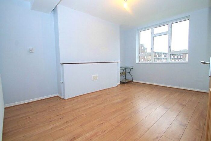 3 Bedroom Flat To Rent In Patmore Estate, London, SW8