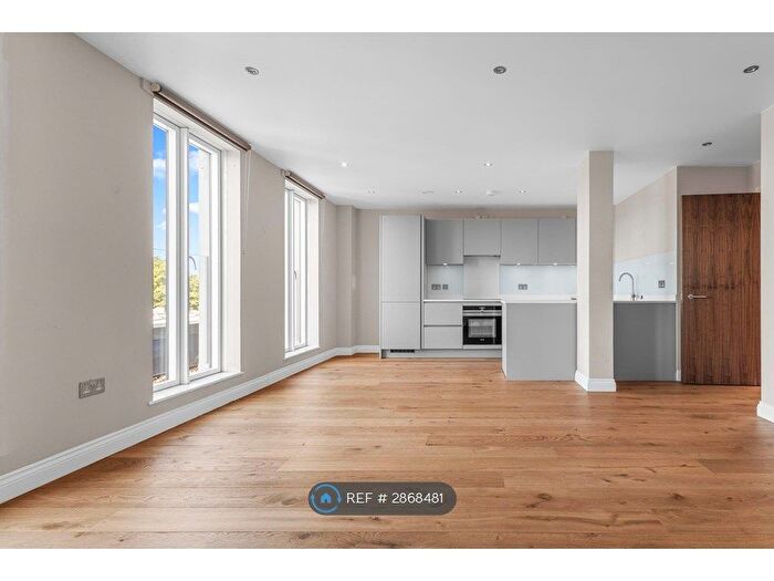 3 Bedroom Flat To Rent In Lyden Court, London, N19