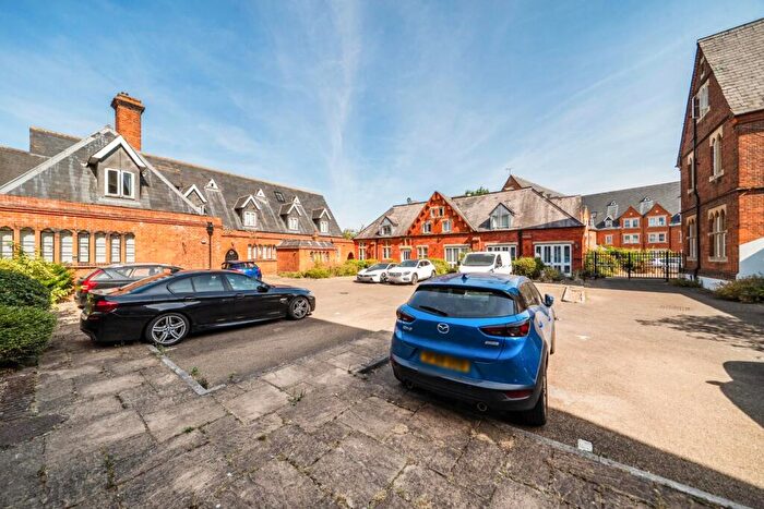 2 Bedroom House For Sale In Hatch Lane, Windsor, SL4