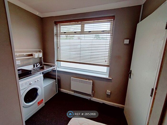 Studio To Rent In Moat Farm Road, London, UB5