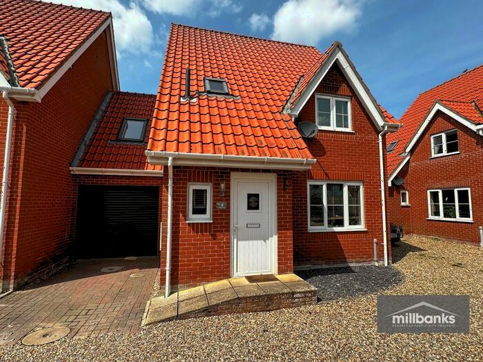 4 Bedroom Link Detached House For Sale In Forge Close, Old Buckenham, NR17