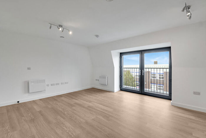 2 Bedroom Flat To Rent In High Street, Rayleigh, Essex, SS6