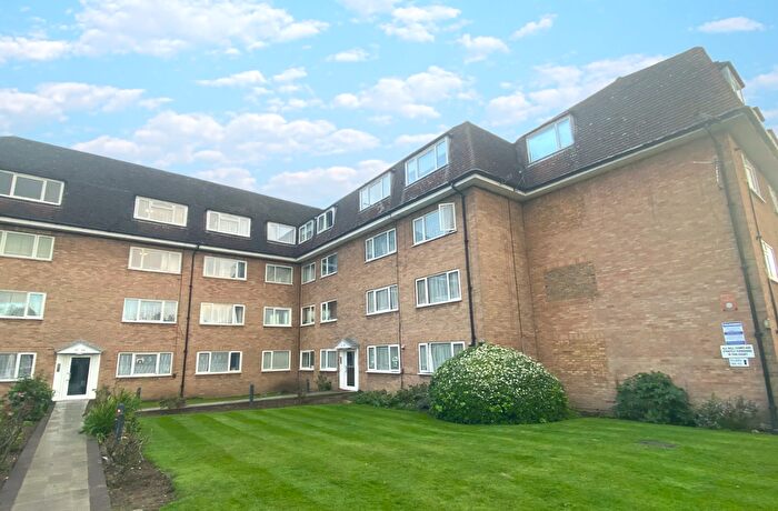 2 Bedroom Flat To Rent In Linden Grove, New Malden, KT3