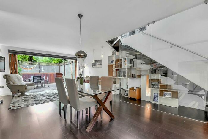 4 Bedroom Semi-Detached House To Rent In Buckstone Close, London, SE23