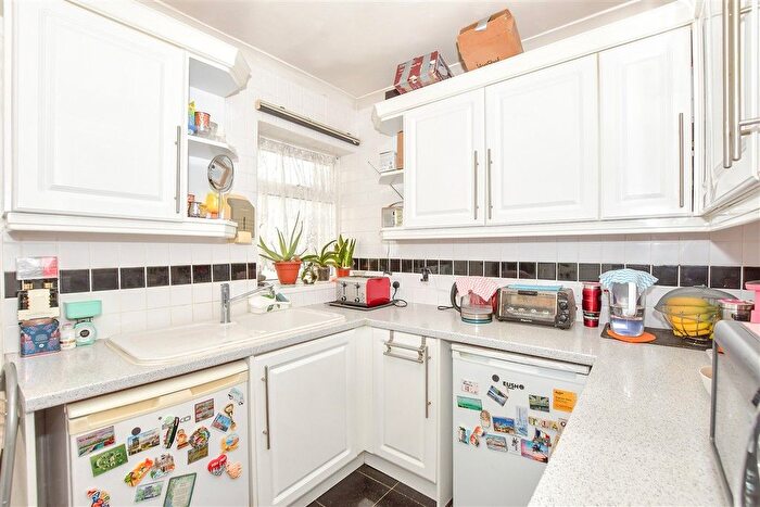 2 Bedroom Semi-detached Bungalow For Sale In Magpie Hall Road, Chatham, Kent, ME4